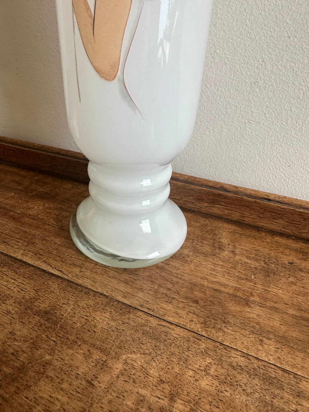 Vase en opaline blanche jeune femme années 50