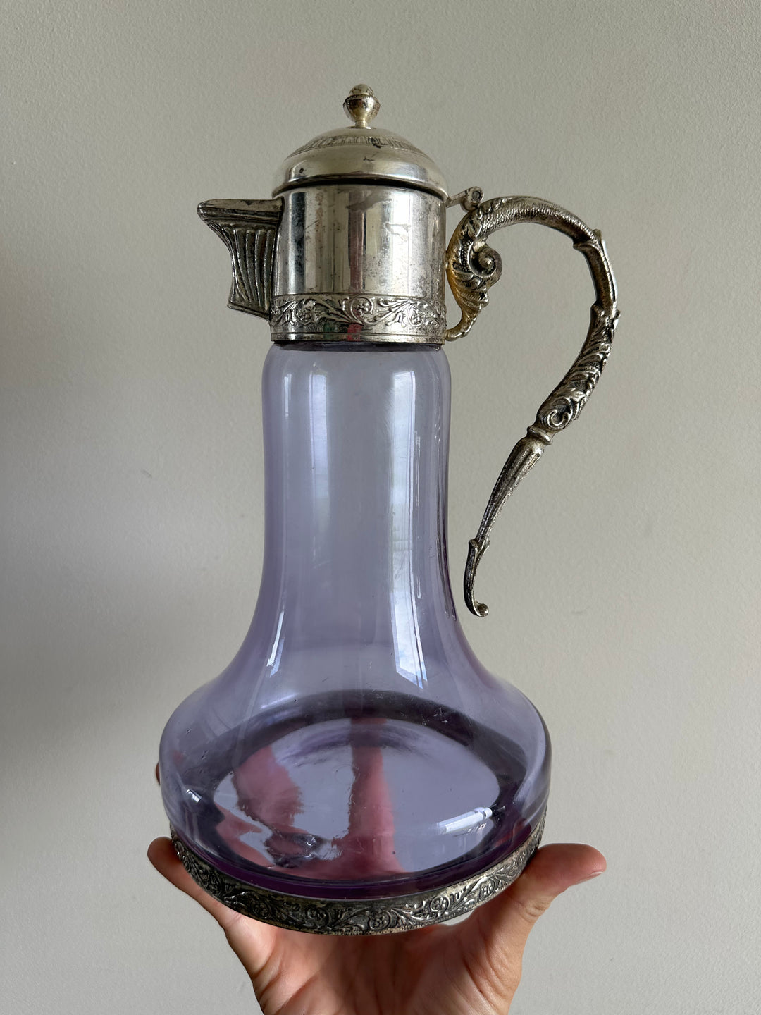 Carafe en verre violine bec et anse en métal argenté travaillés