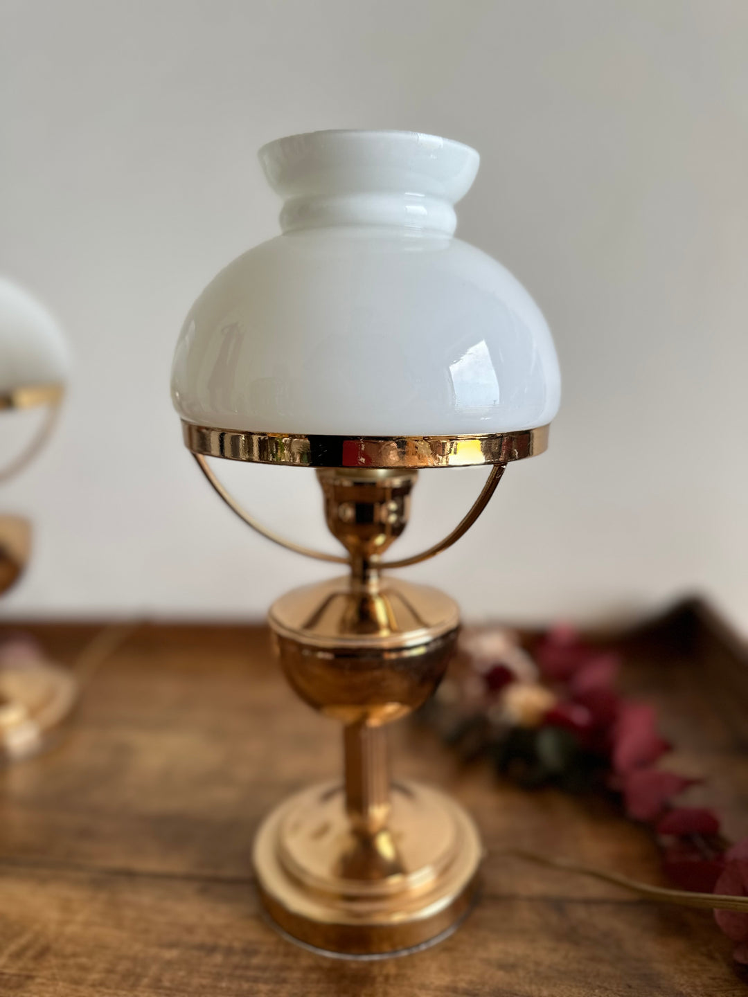 Lampes de chevet en métal doré et globes en opaline