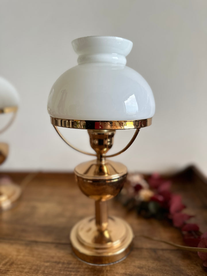 Lampes de chevet en métal doré et globes en opaline