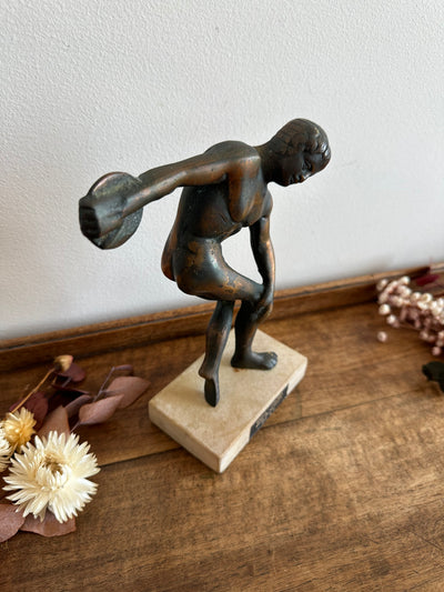 Statuette en bronze sur socle en marbre représentant Discobole