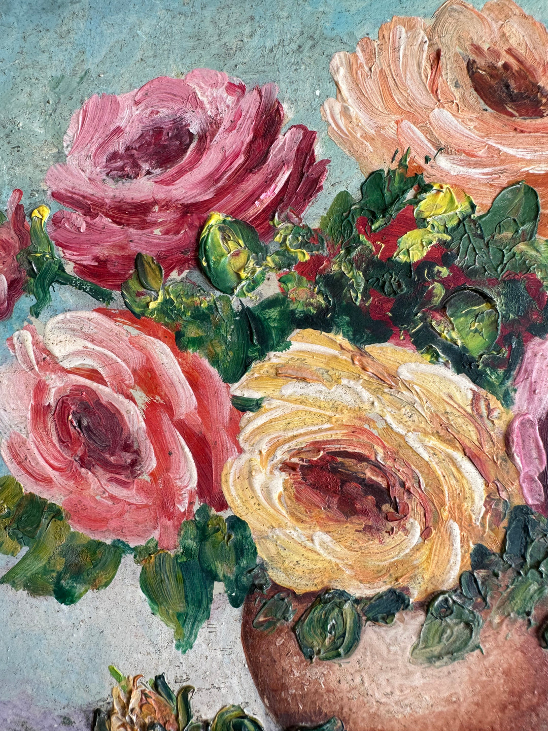 Peinture bouquet de fleur sur fond bleu tons roses orangés jaunes