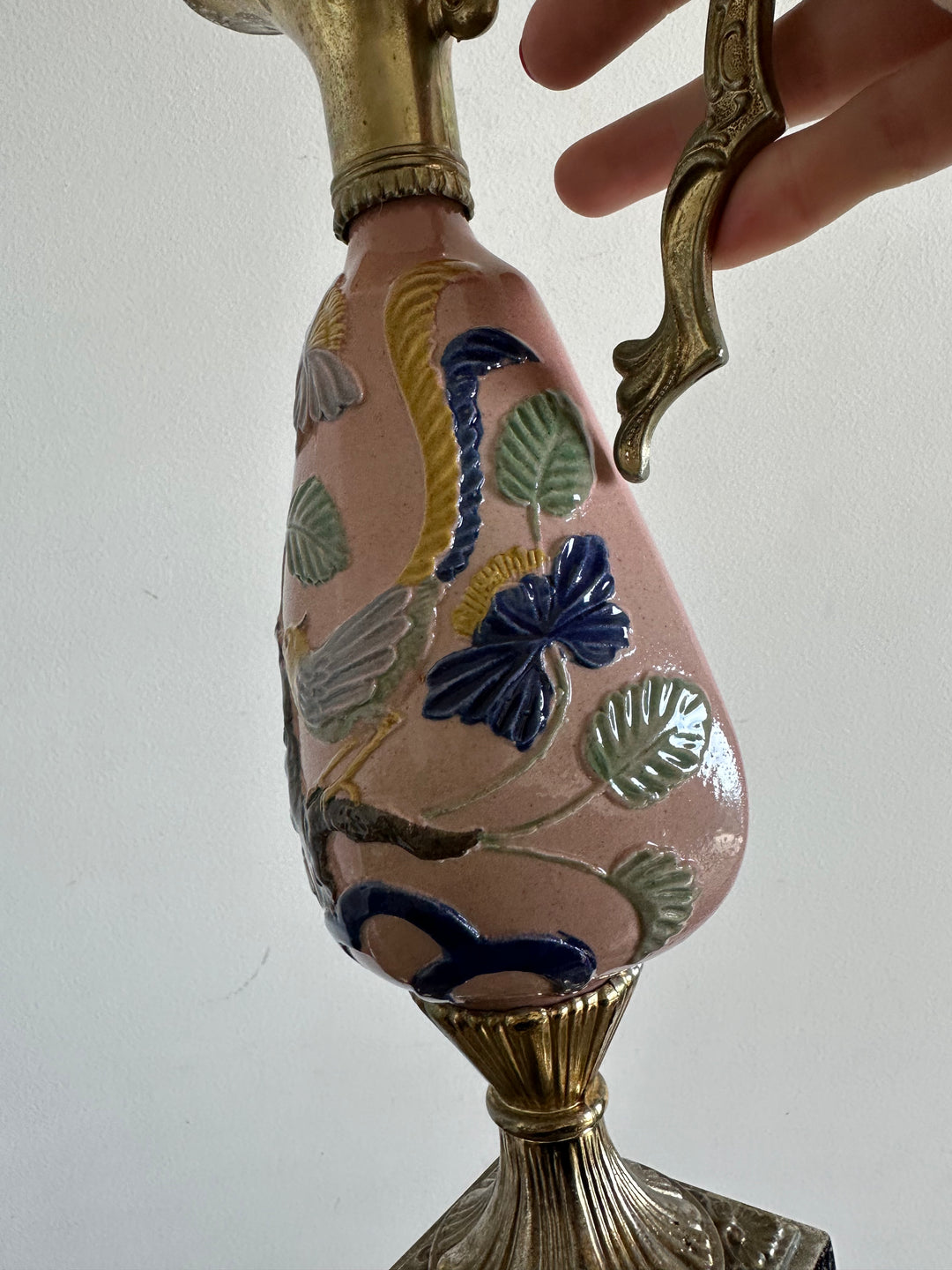 Carafe sur pied émaillée motifs oiseaux en relief