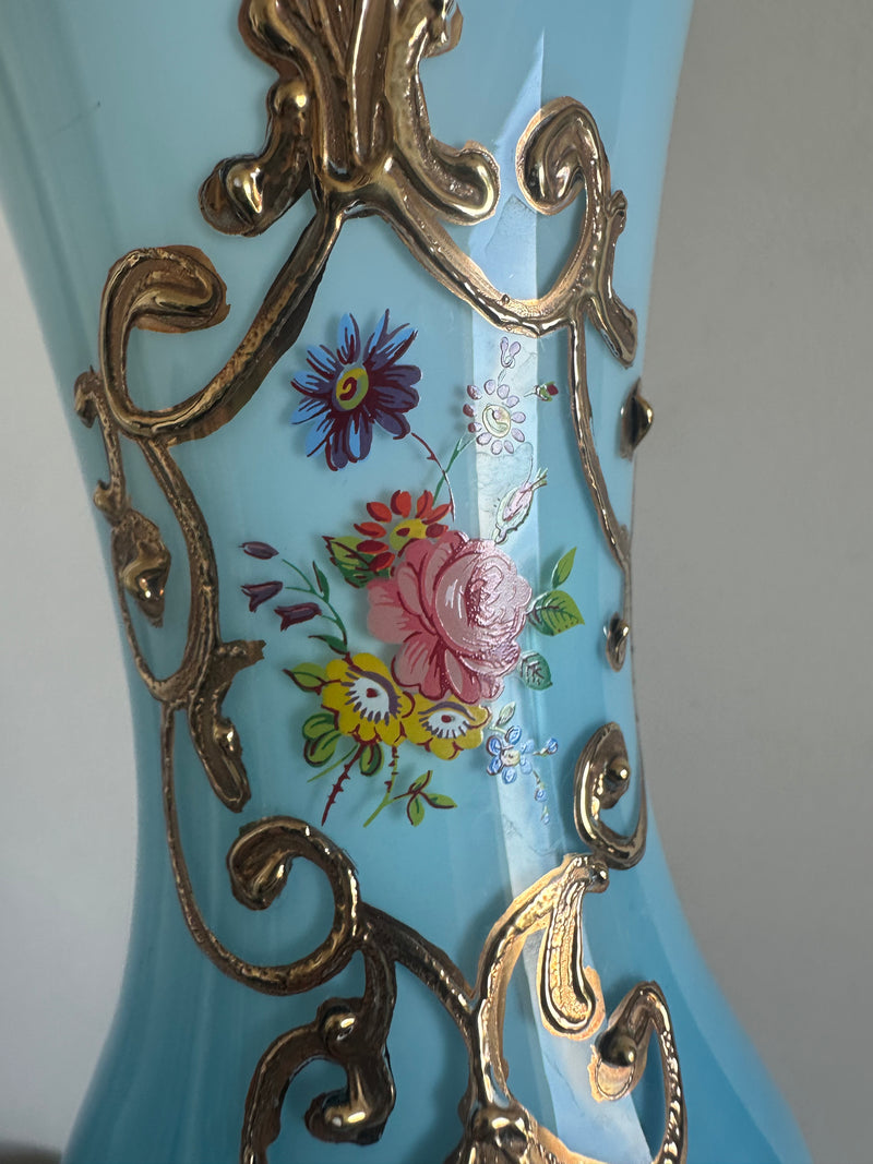 Vase sur pied en opaline bleue décoré de fleurs et dorures