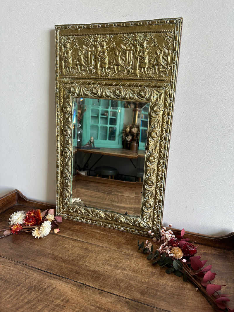 Miroir rectangulaire français du 19ème siècle en bois doré avec accents de rosea Miroir rectangulaire français du 19ème siècle en bois doré avec accents de rosea
