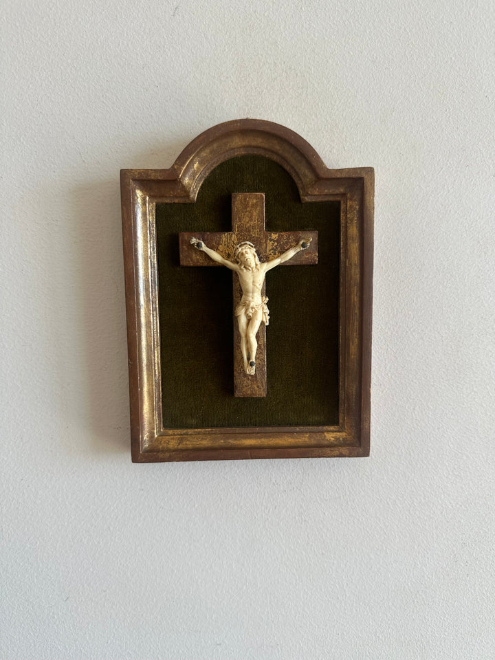 Crucifix en bois doré encadrement mordoré années 30