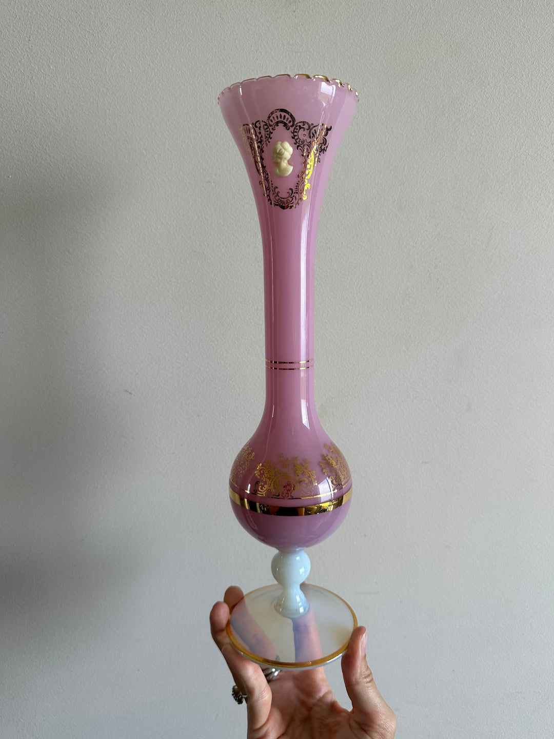 Vase en opaline rose serti d'un camé en résine