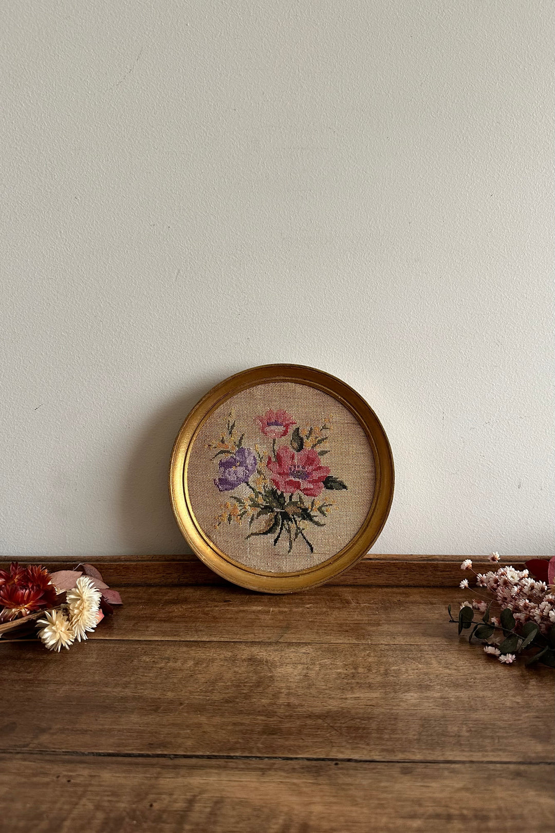 Broderie ancienne fleurs roses cadre rond en bois doré