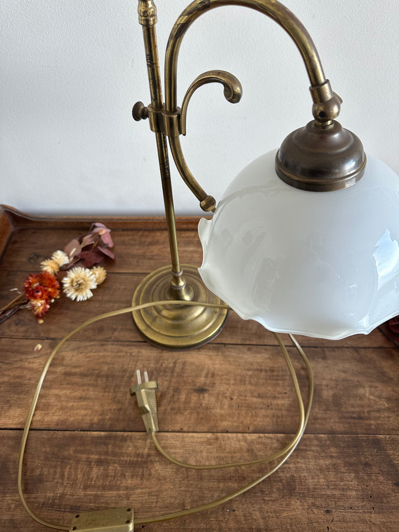 Lampe en laiton et opaline blanche