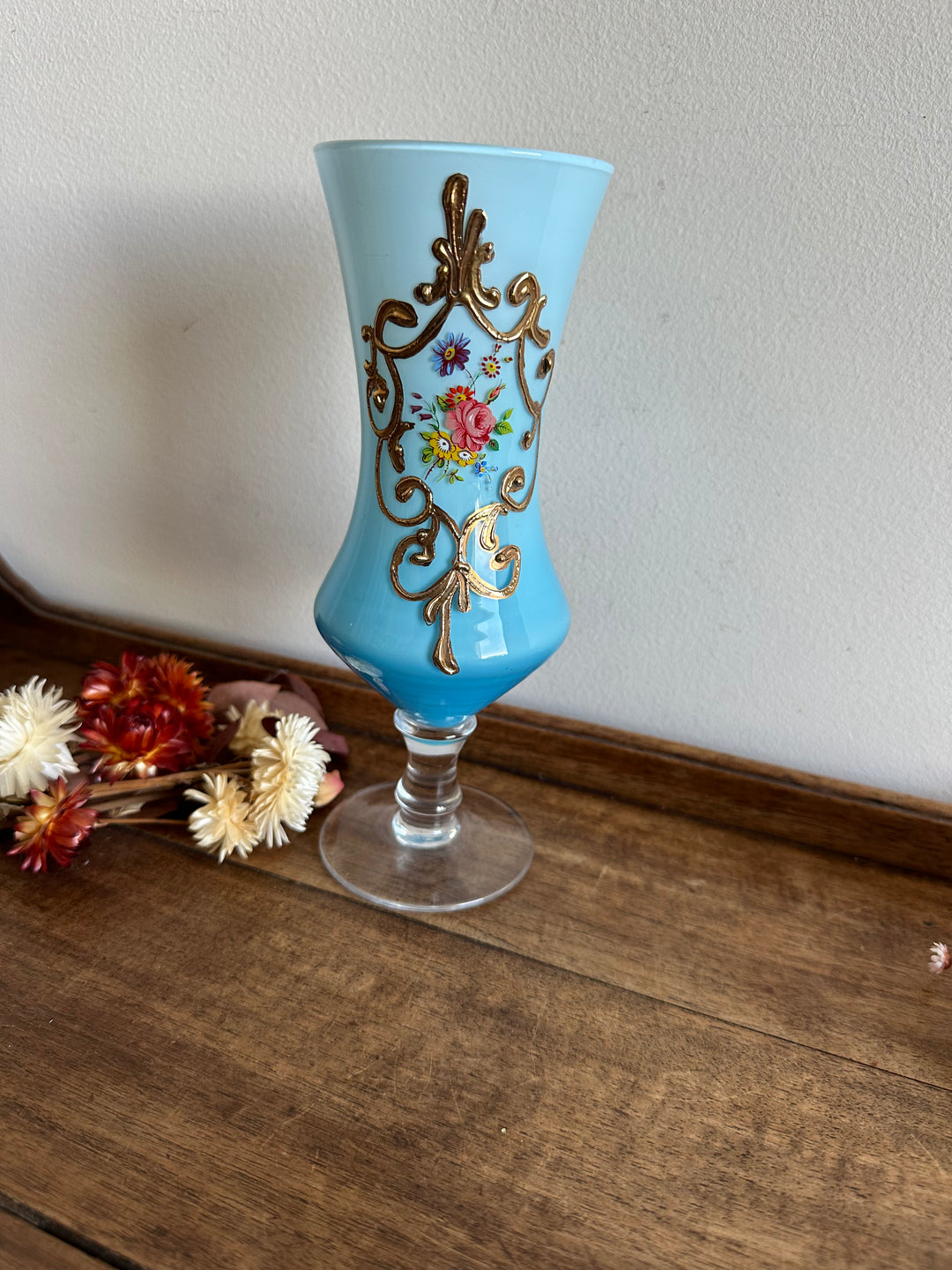 Vase sur pied en opaline bleue décoré de fleurs et dorures