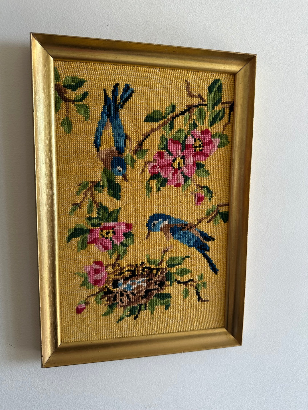 Broderie oiseaux sur fond jaune