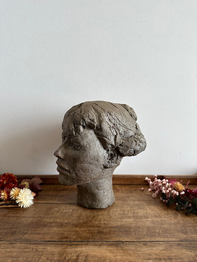 Sculpture en argile visage jeune femme