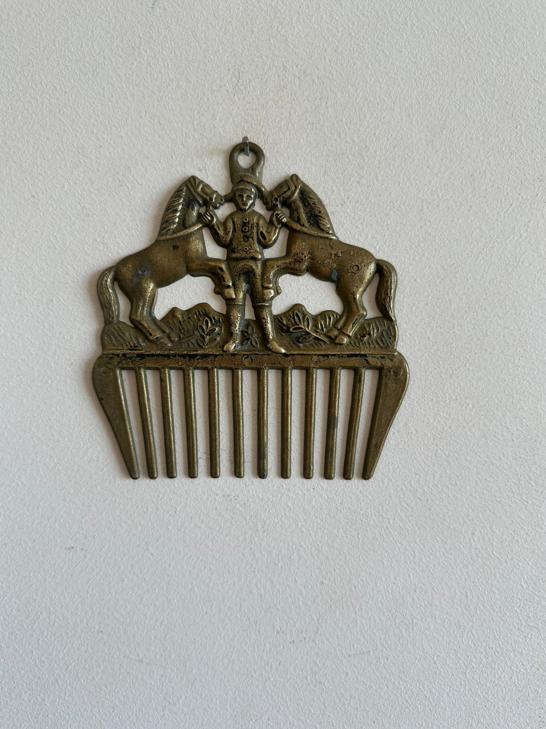 Peigne pour chevaux en bronze