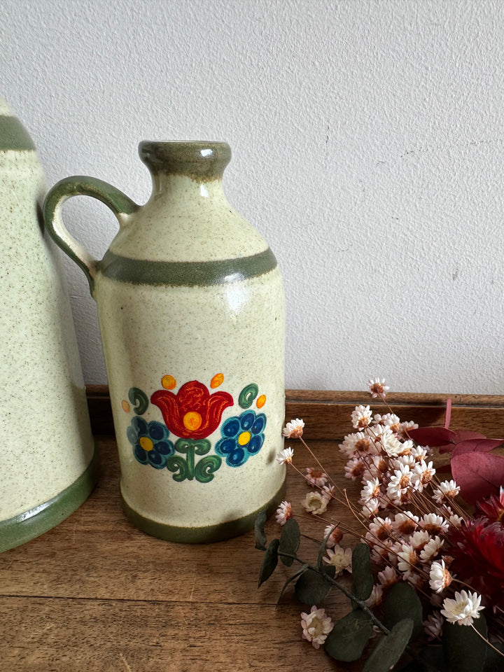 Bouteilles en grès Jasba décorées de fleurs rouges et bleues