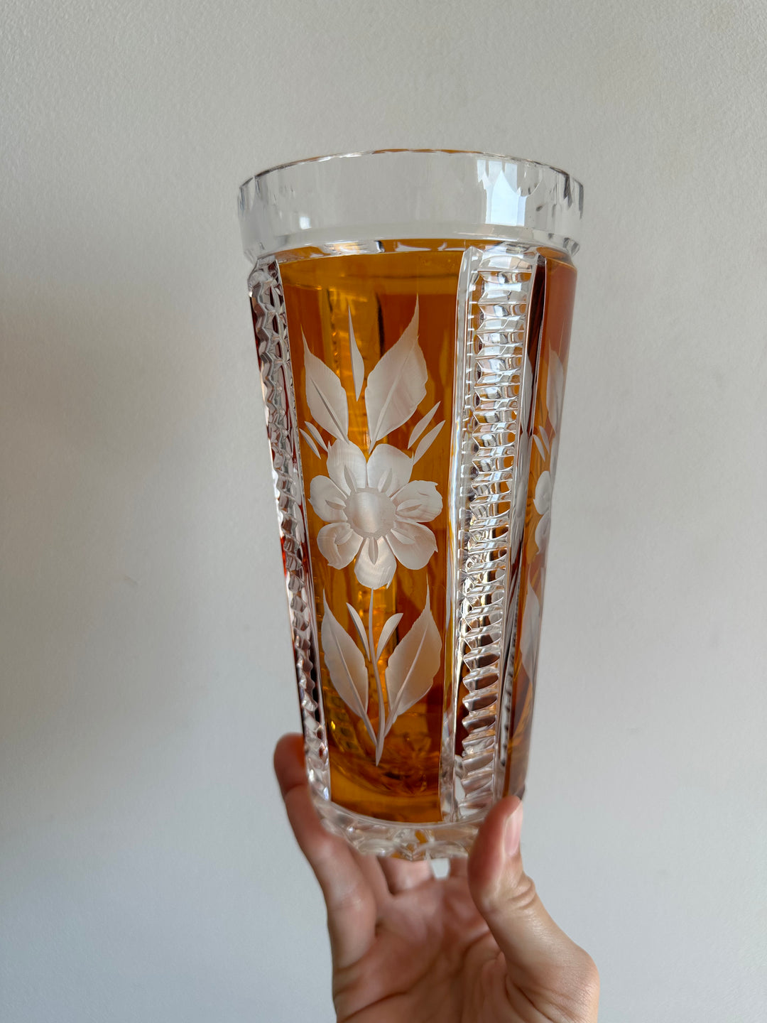 Vase en cristal de bohème travaillé orangé