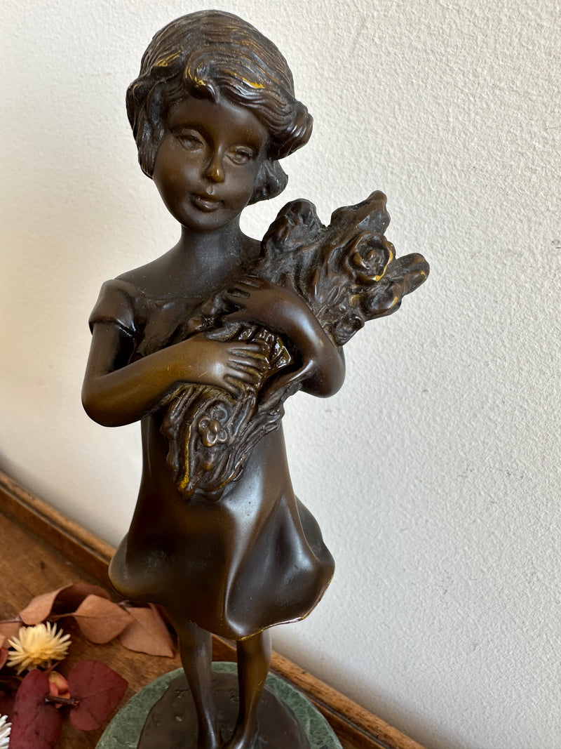 Statuette signée petite fille aux fleurs en bronze 1910