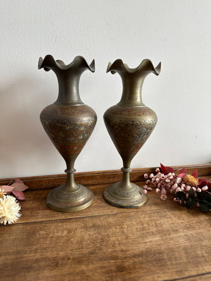 Vases en laiton sur pied gravés