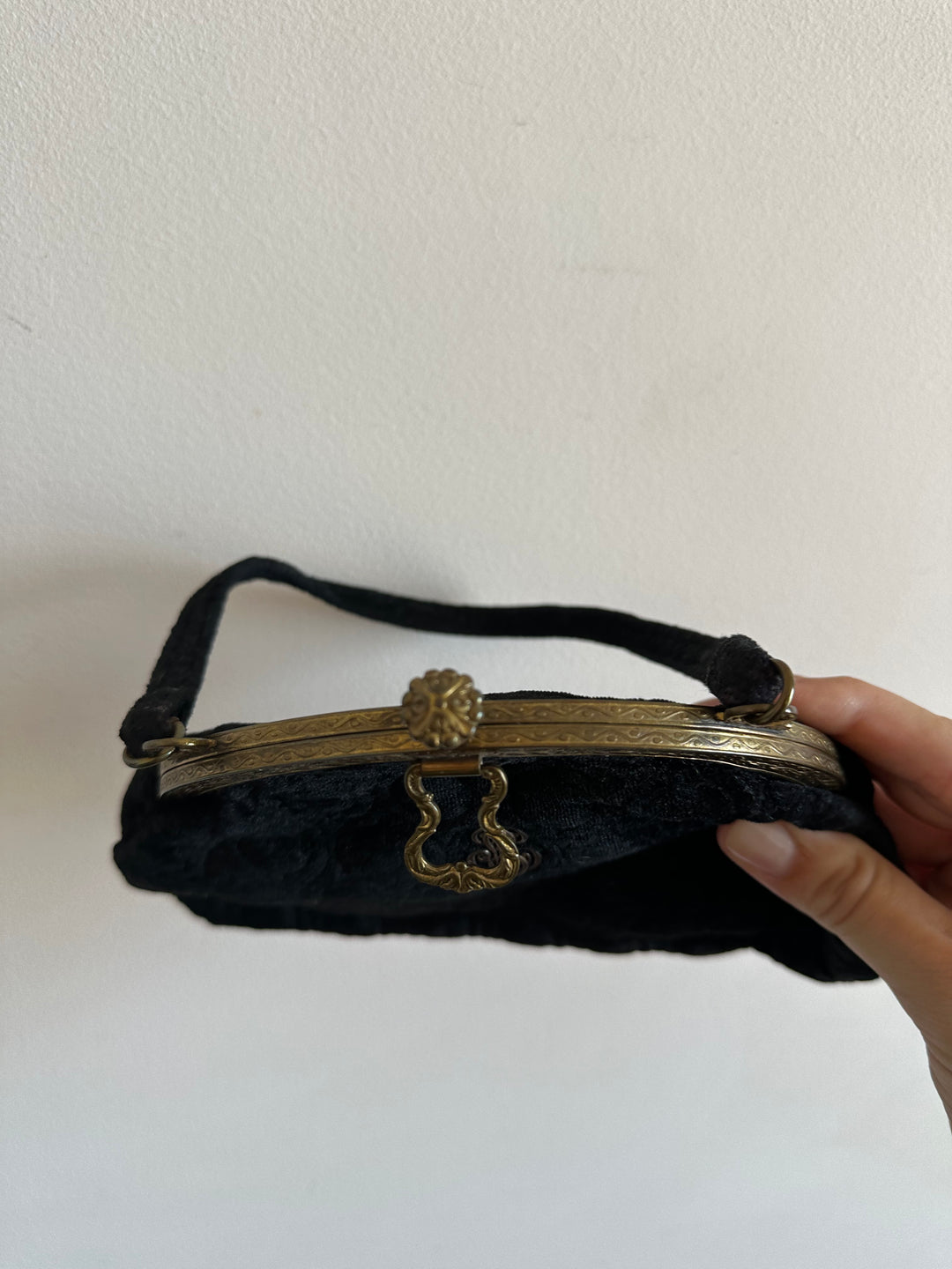 Petit sac à main années 1900 avec accessoires de beauté d'origine