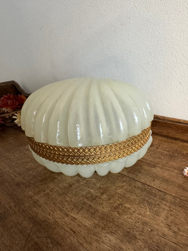 Bonbonnière coquillage en opaline cerclée de métal doré