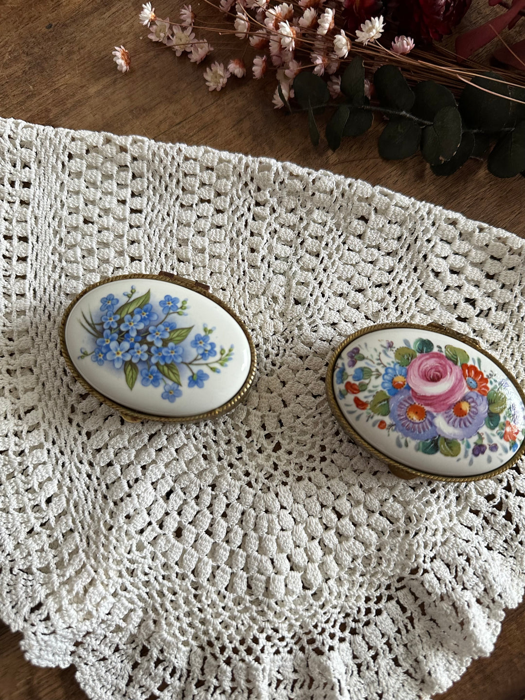 Piluliers en métal et porcelaine décorés de fleurs