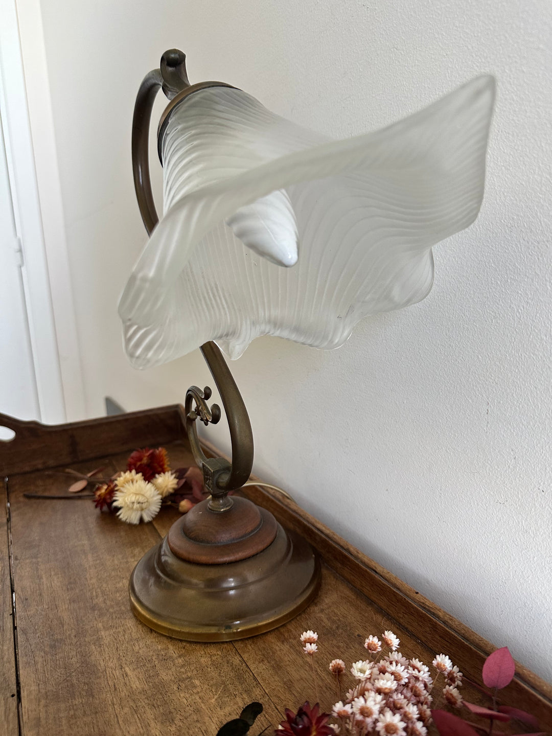 Lampe col de cygne bois et laiton globe tulipe blanc