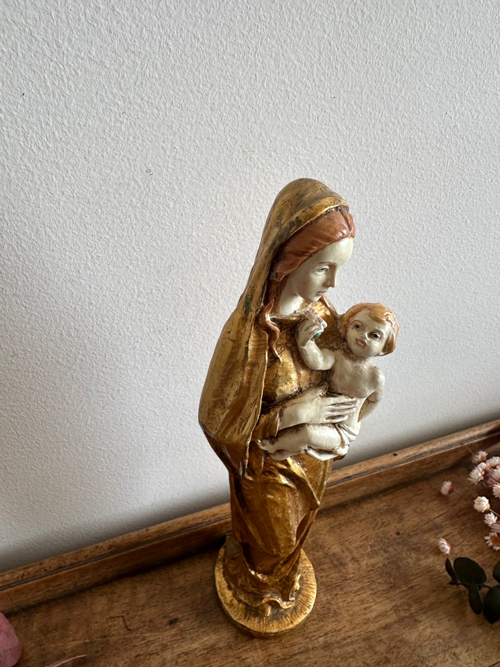 Statuette de la vierge et l'enfant en résine dorée peinte à la main