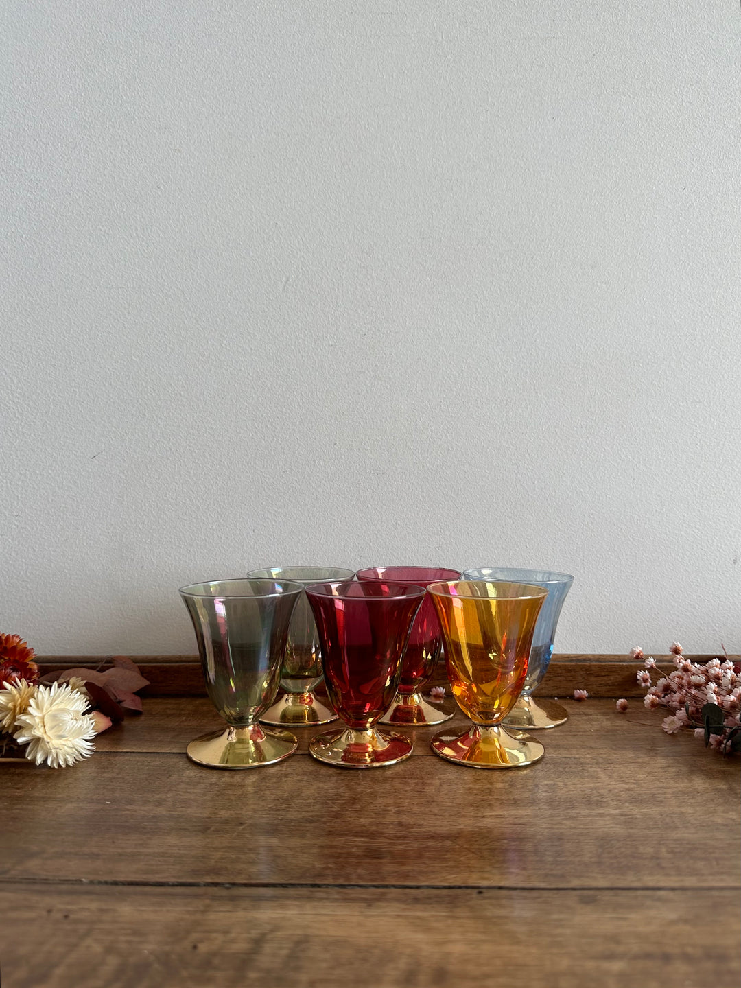 Verres à liqueur colorés sur pied dorés