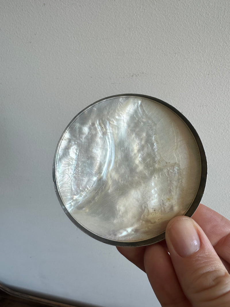 Bonbonnière ronde en nacre et métal argenté