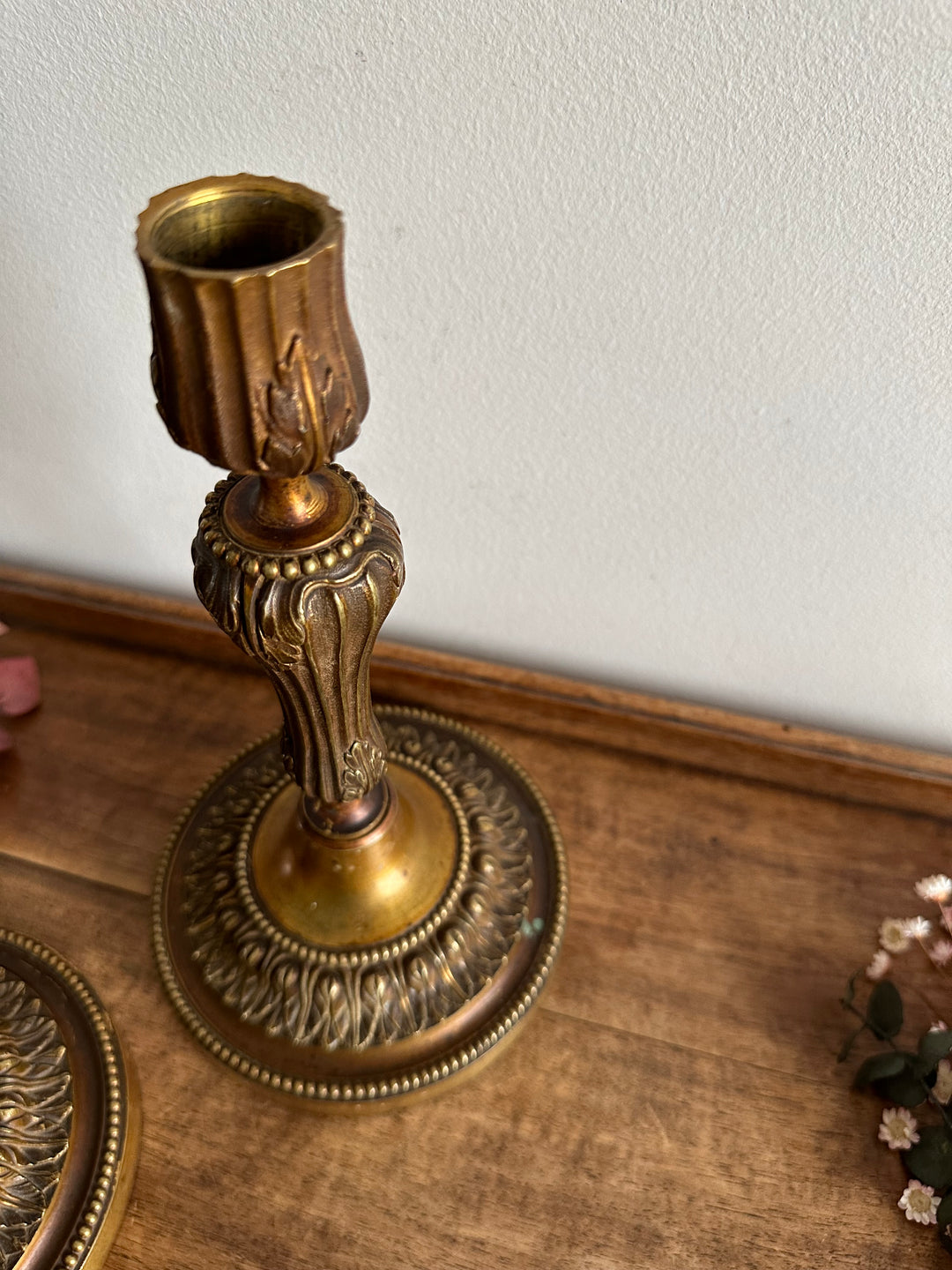 Bougeoirs en bronze base large travaillée