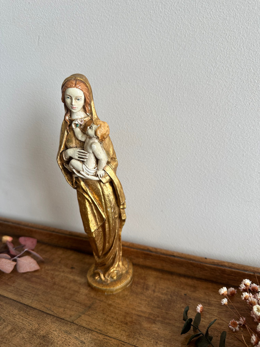 Statuette de la vierge et l'enfant en résine dorée peinte à la main