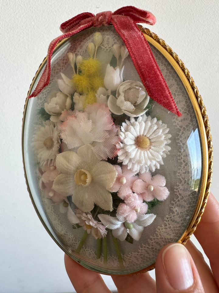 Fleurs séchées en tissu encadrées sous verre noeud rose velours