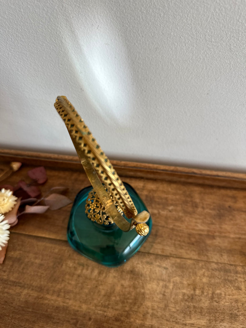 Miroir à poser en laiton dentelé sur socle en verre bleu