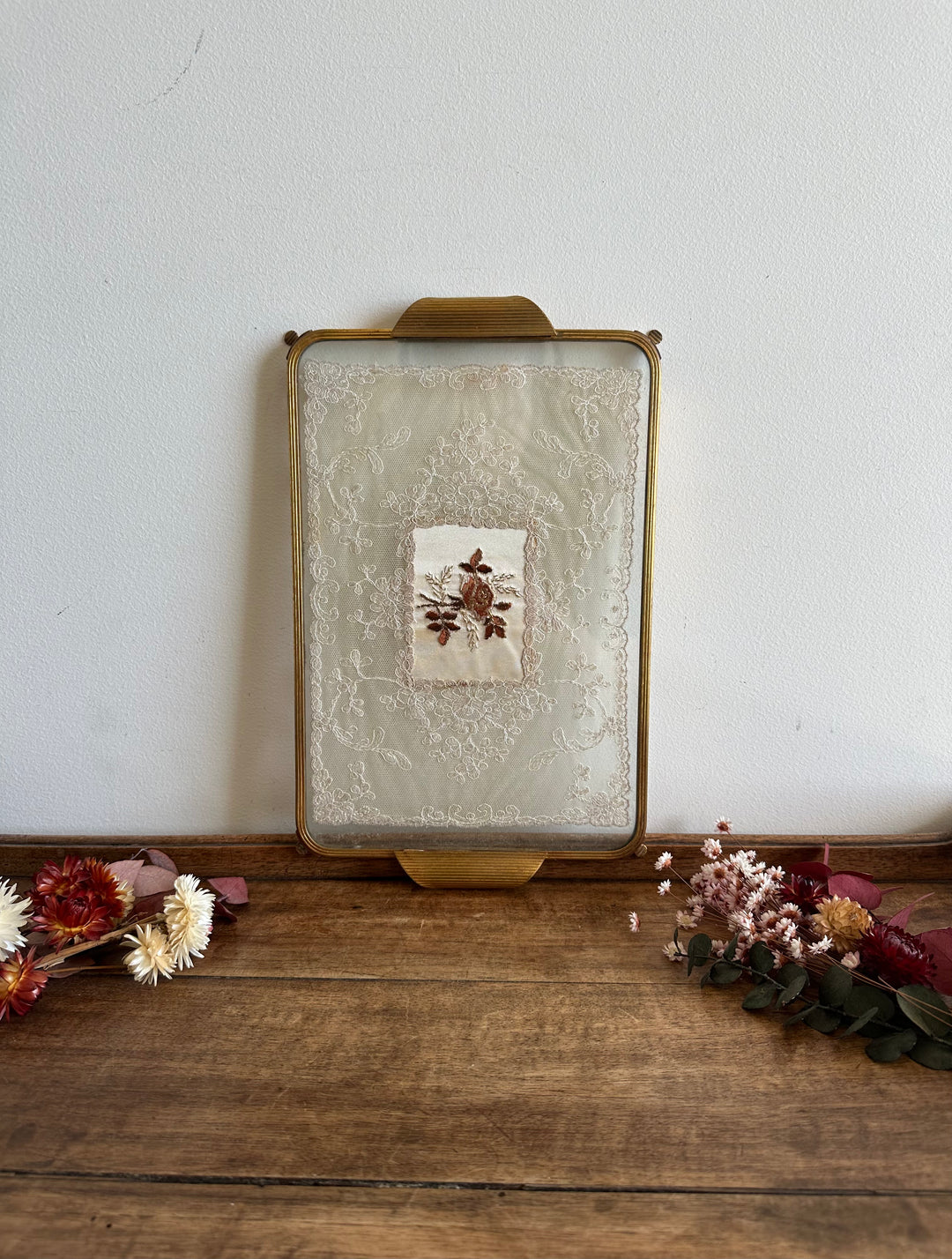 Plateau sur pied broderie sous verre cerclée de laiton