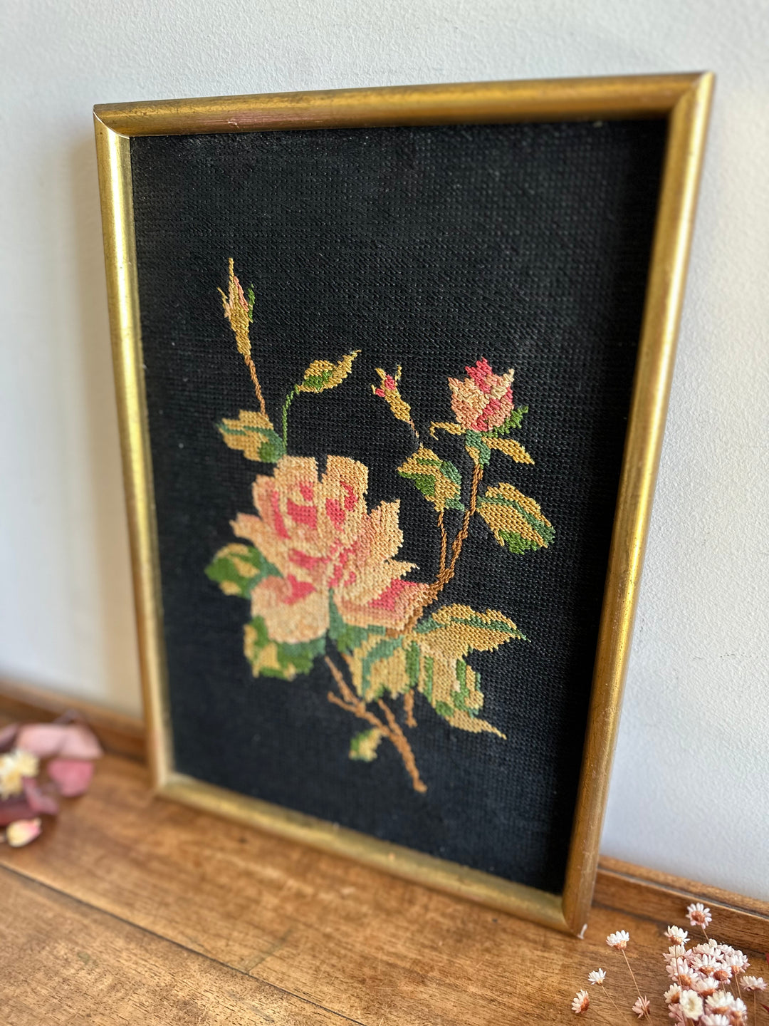 Broderie roses sur fond noir encadrement en bois doré