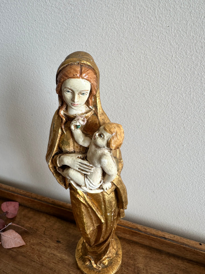 Statuette de la vierge et l'enfant en résine dorée peinte à la main