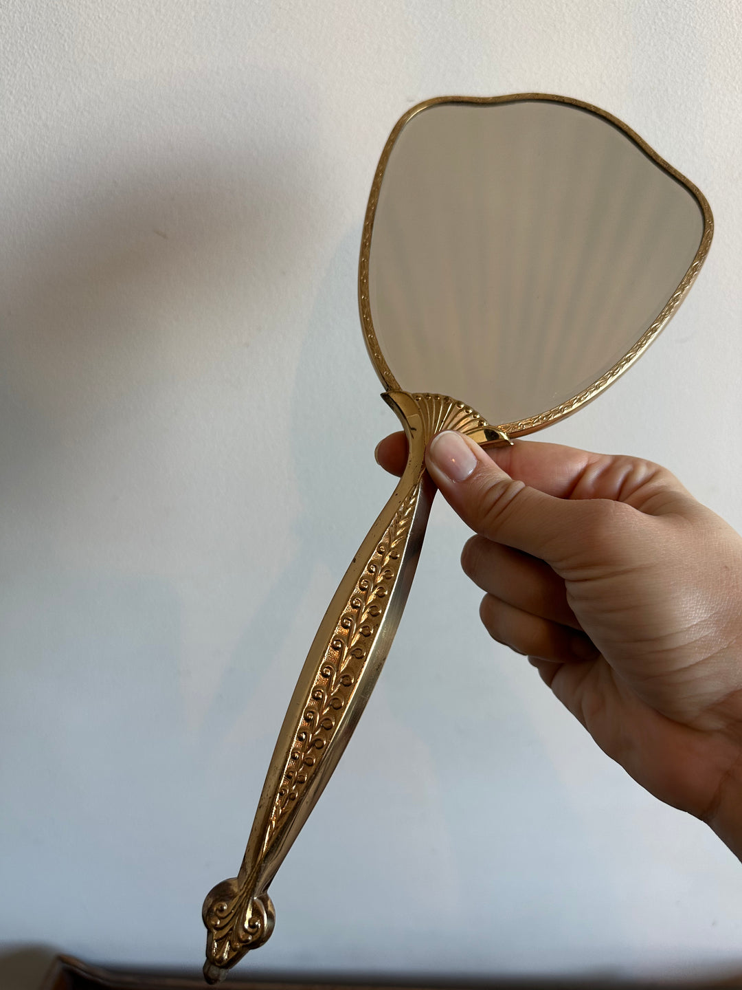 Ensemble de toilette en laiton repoussé et dentelle fleurie années 50