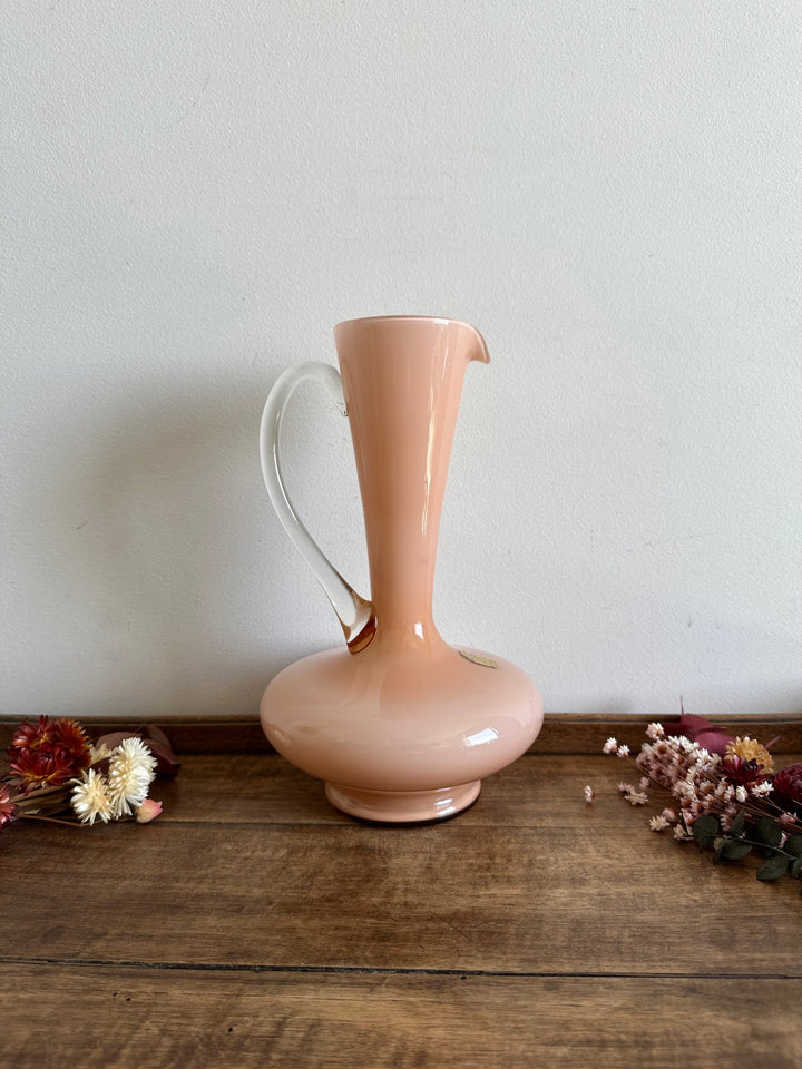 Vase en opaline rose avec anse