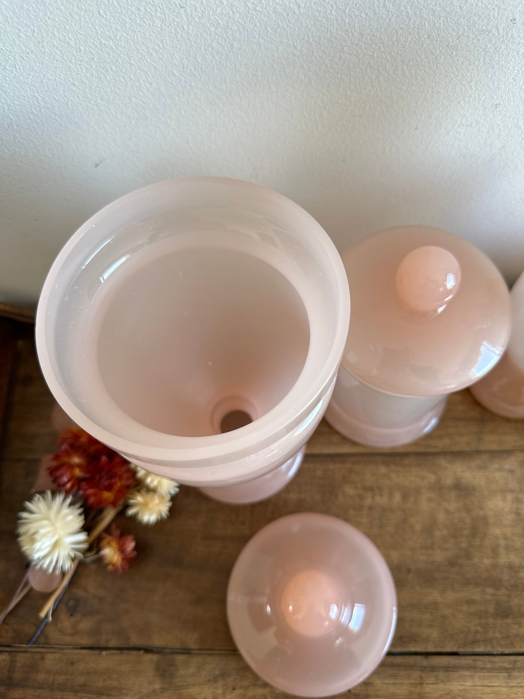 Ensemble de salle de bain en opaline rose années 60