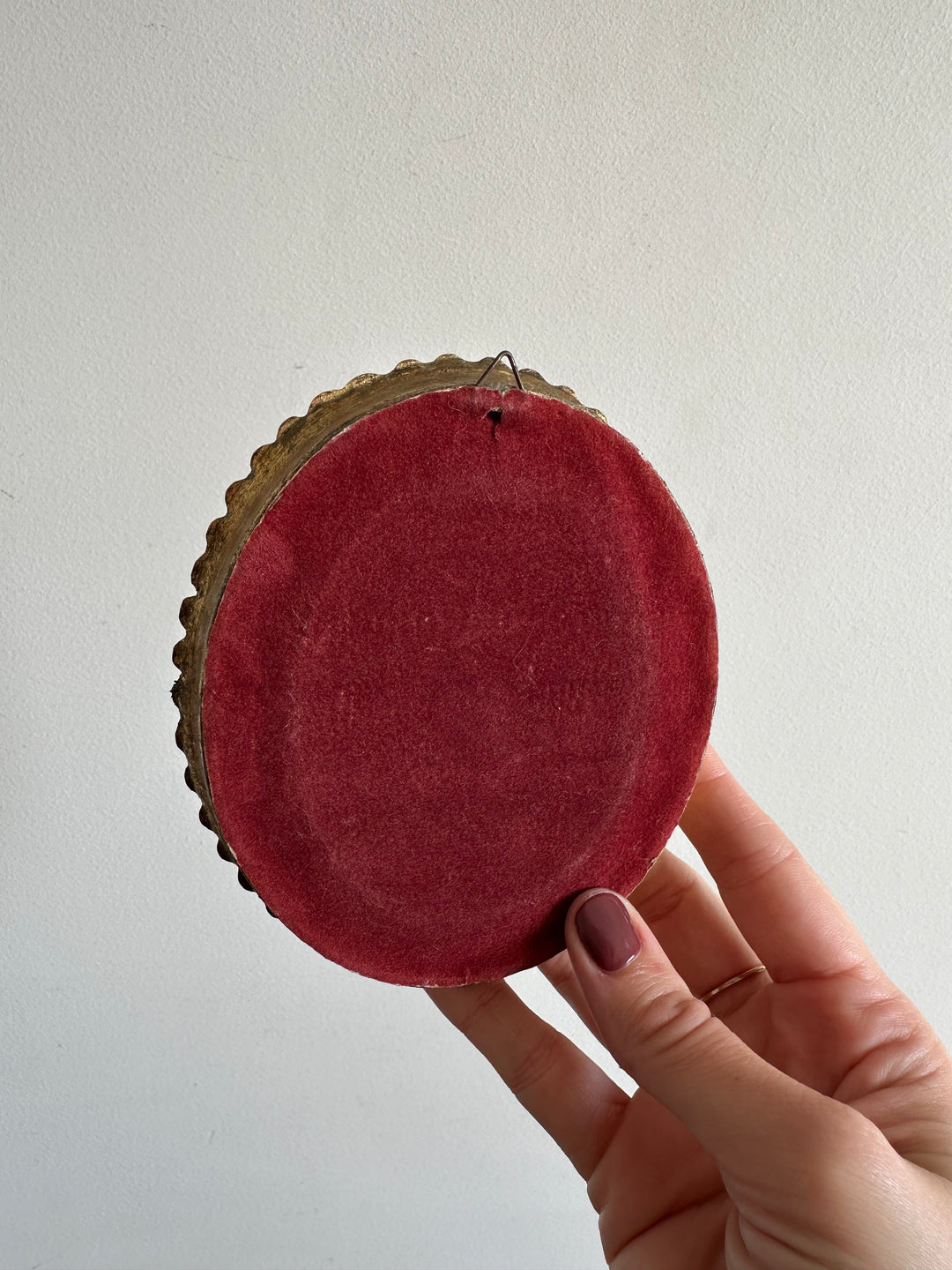 Peinture sous verre médaillon en bois à bords dentelés dorés