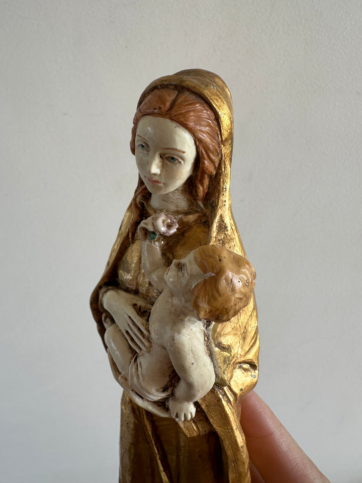 Statuette de la vierge et l'enfant en résine dorée peinte à la main