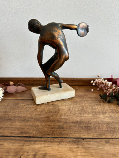 Statuette en bronze sur socle en marbre représentant Discobole