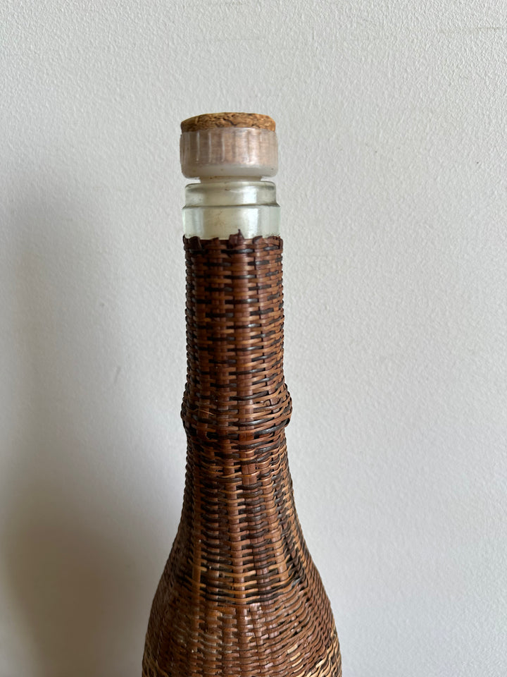 Bouteille en verre recouverte d'osier 1970