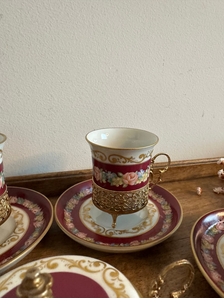 Tasses à café en porcelaine Décor de Paris armature en métal doré années 50