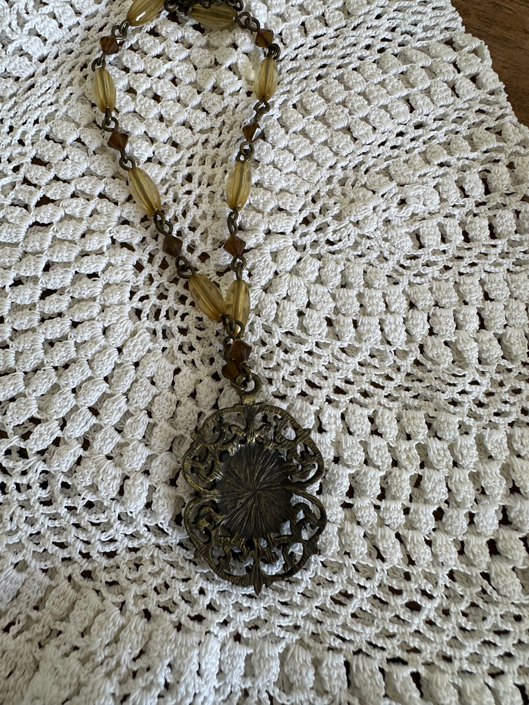 Collier médaillon en laiton et perles ambrées