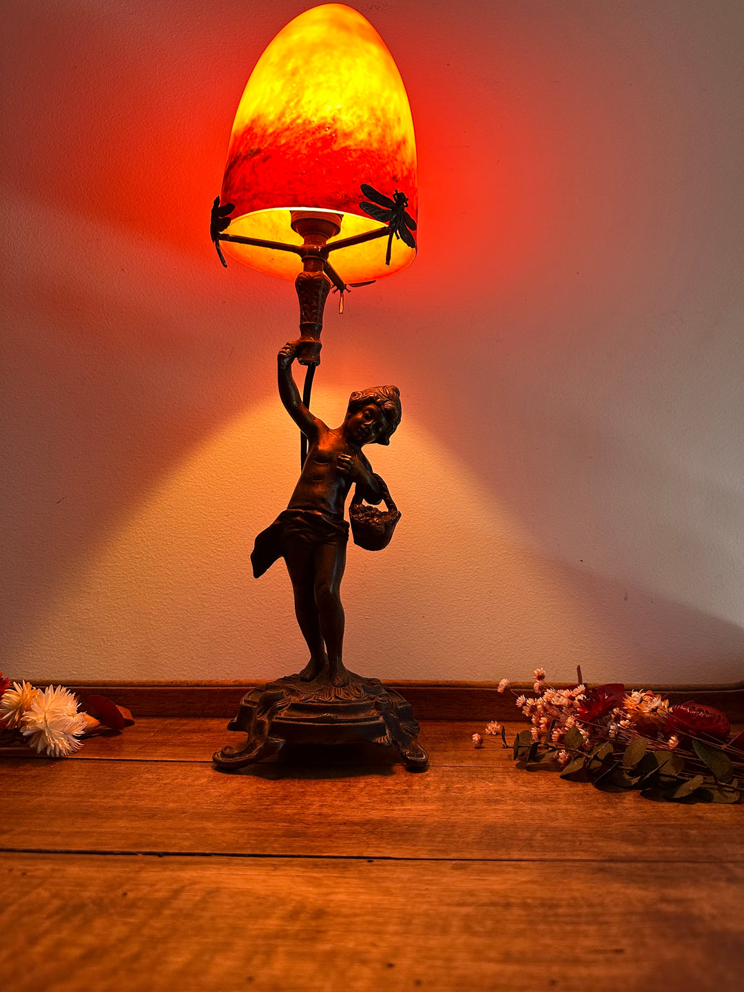 Lampe en bronze fillette au panier globe en verre rouge