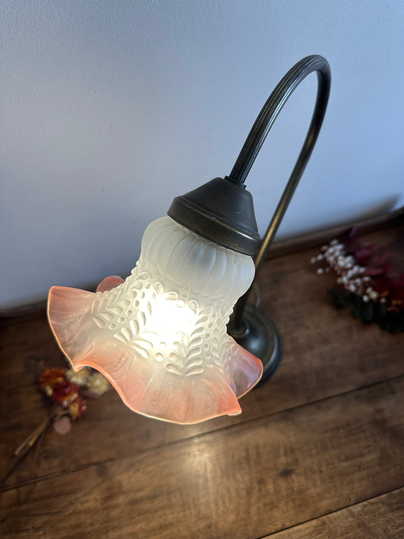 Lampe col de cygne en laiton globe tulipe couleur rose orangé