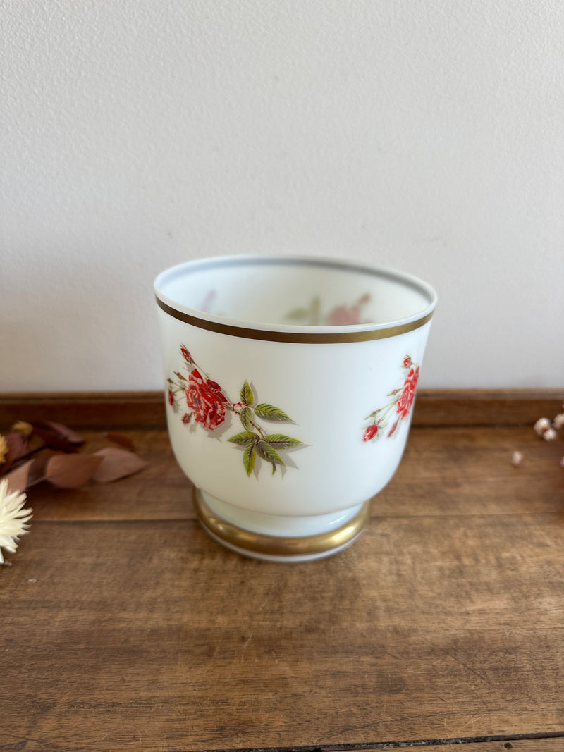 Cache-pot en opaline blanche motifs roses rouges