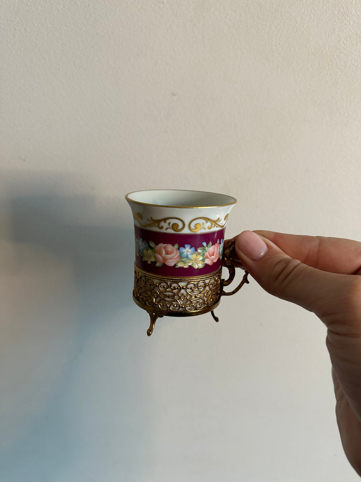 Tasses à café en porcelaine Décor de Paris armature en métal doré années 50