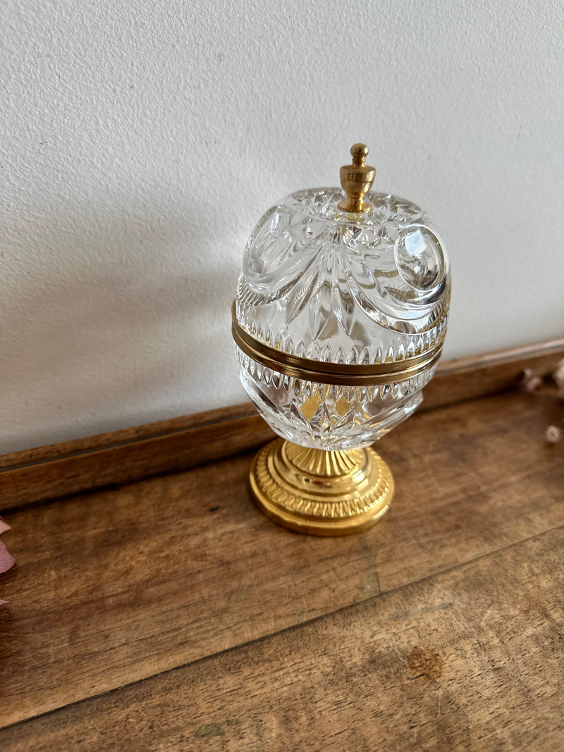 Bonbonnière en cristal sur pied en métal doré