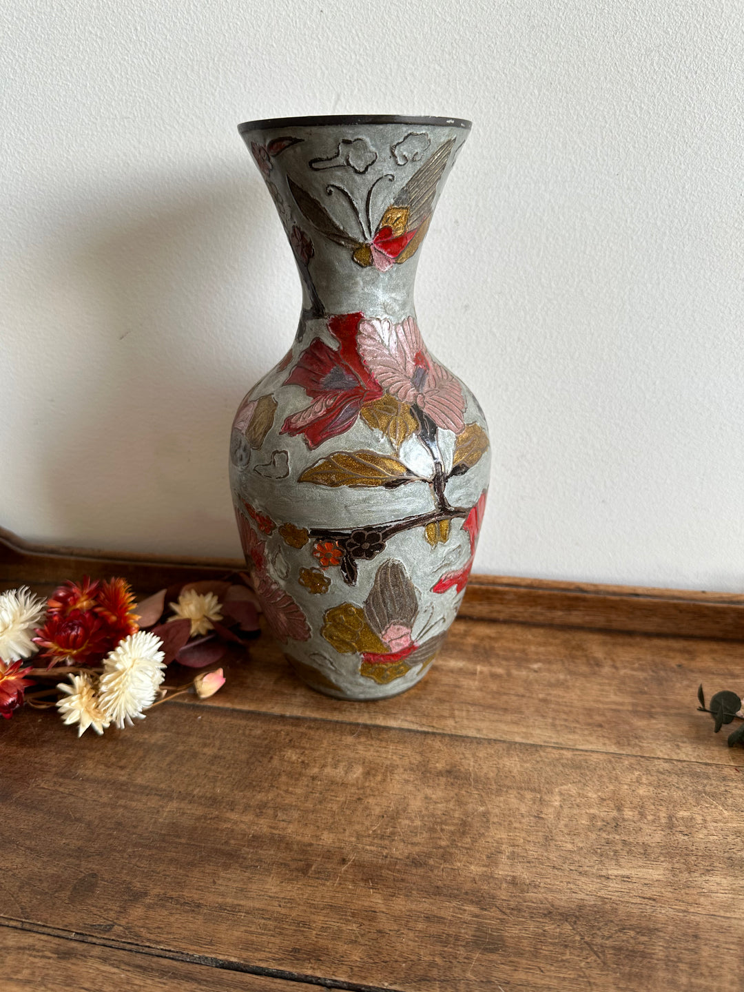 Vase en laiton émaillé fleurs rouge sur fond gris